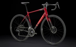 ποδηλατο-trek-domane-al-2-disc-gen-4-crimson-to-dark-carmine-fade-2025-2