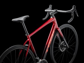 ποδηλατο-trek-domane-al-2-disc-gen-4-crimson-to-dark-carmine-fade-2025-3