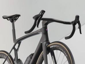 ποδηλατο-trek-madone-slr-7-gen-8-matte-carbon-smoke-prismatic-pearl-2025-5