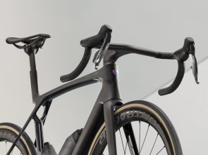 ποδηλατο-trek-madone-slr-9-axs-gen-8-matte-carbon-smoke-prismatic-pearl-2025-5