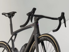 ποδηλατο-trek-madone-slr-9-gen-8-matte-carbon-smoke-prismatic-pearl-2025-5